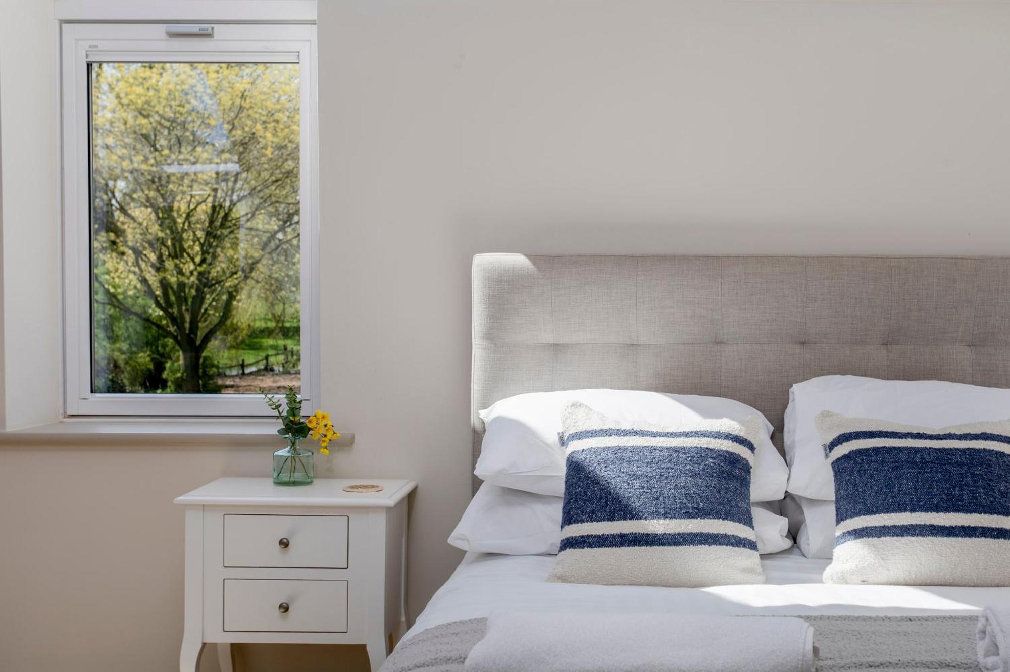 The Loft - Rural Setting With Parking Apartment